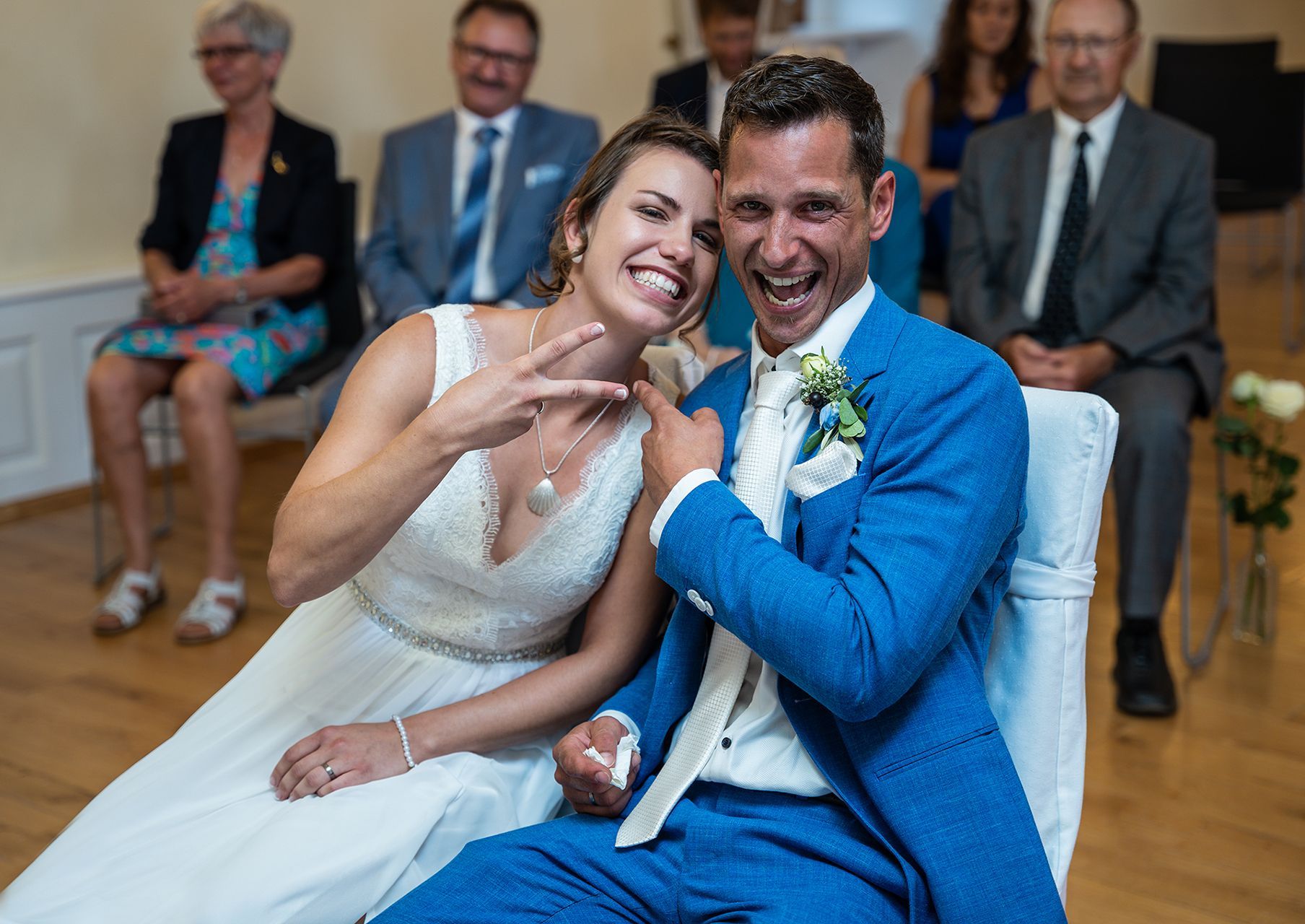 Brautpaar im Standesamt Eltville, Bräutigam zeigt stolz auf ihren Ehering