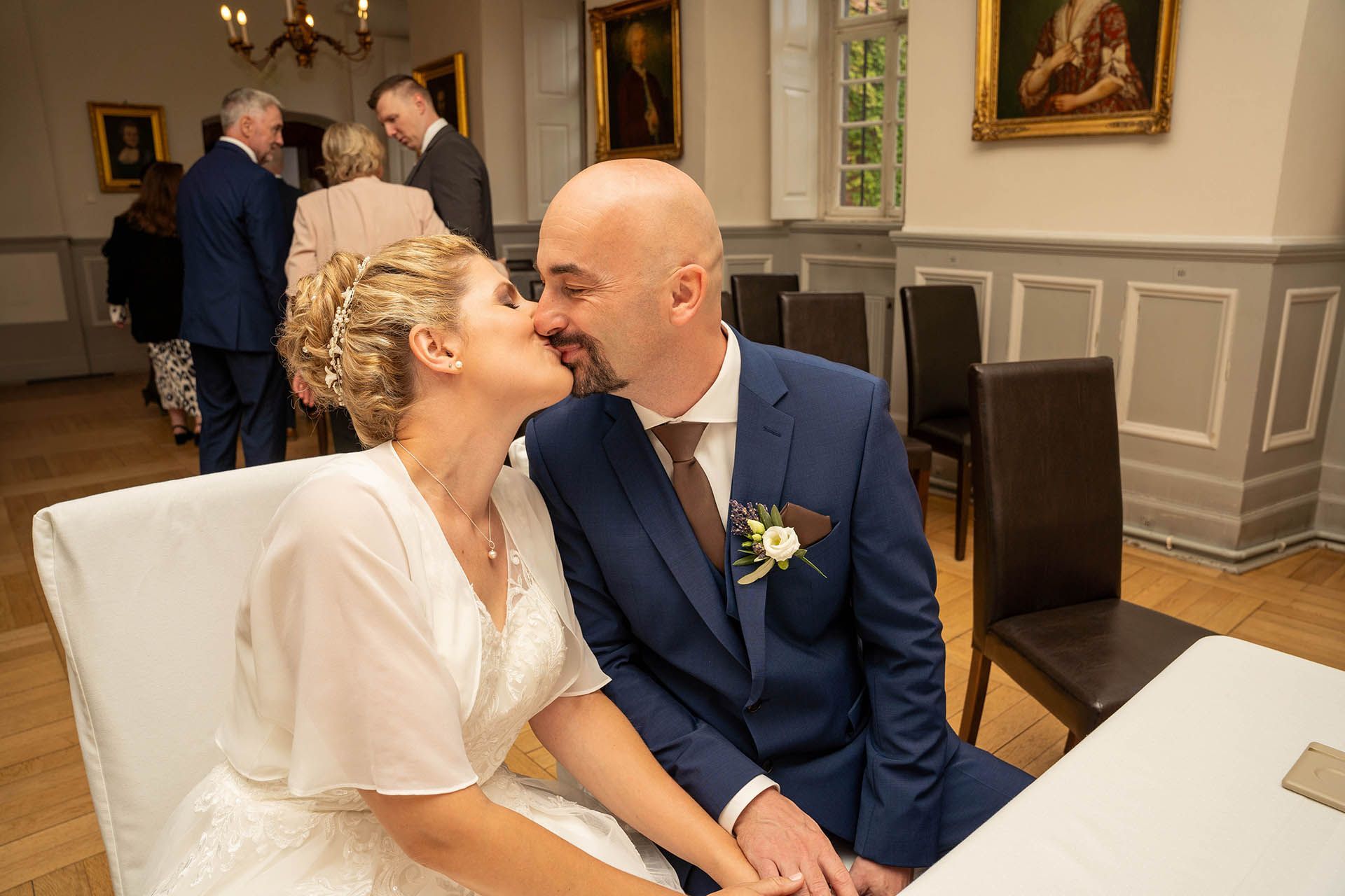 Kuss des Brautpaares im Standesamt in Eltville