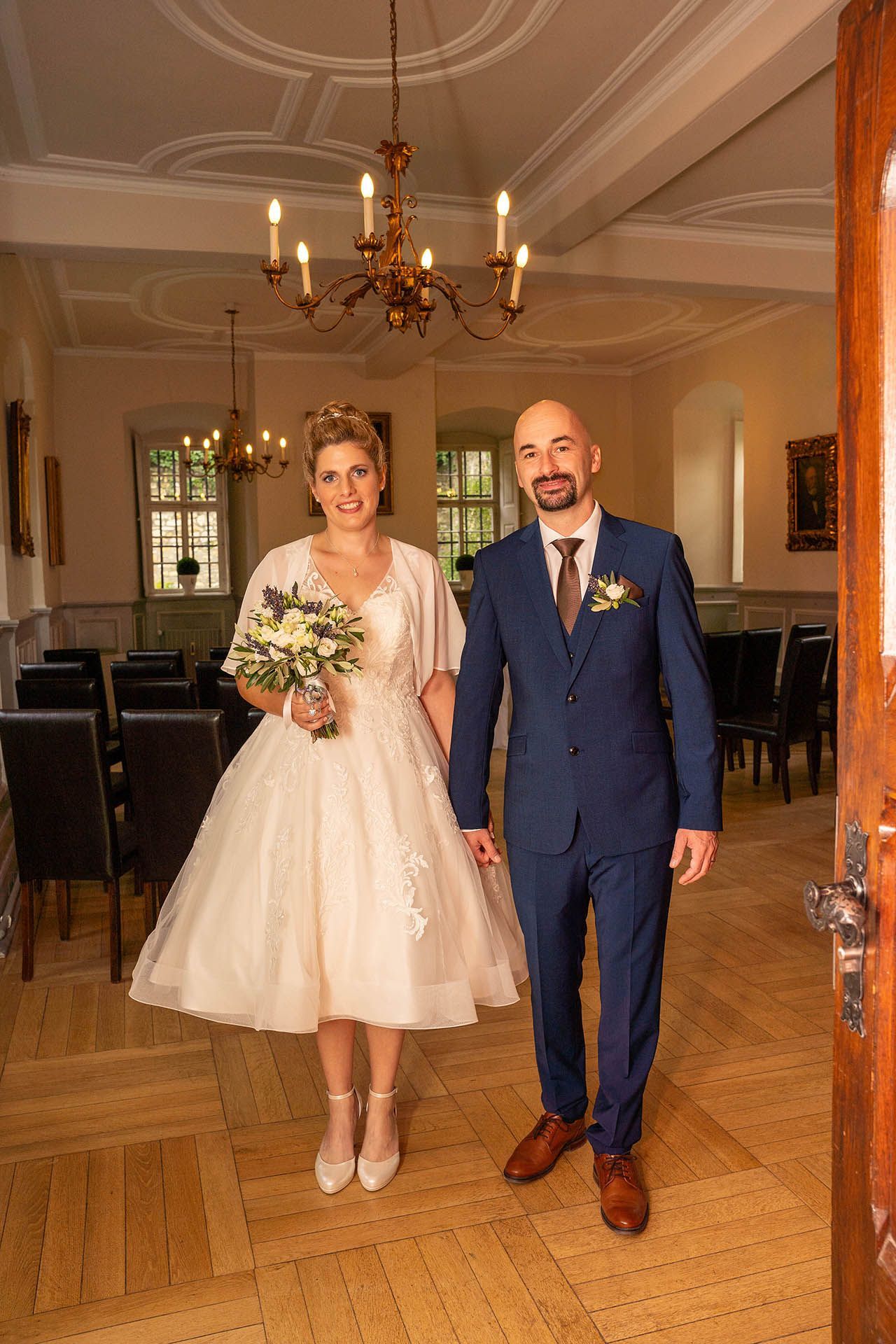 Brautpaar verlässt Standesamt für Hochzeitsfotos in Eltville