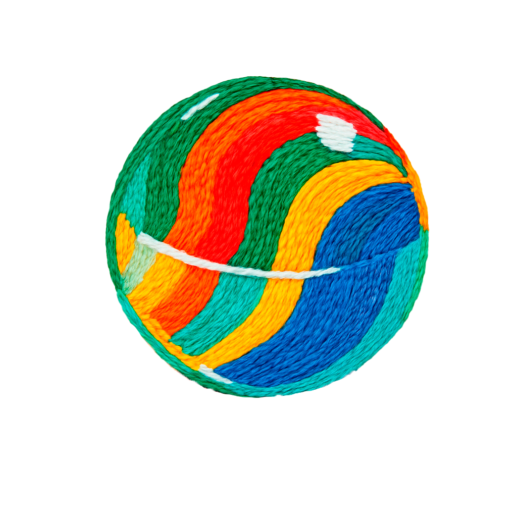 Una bola de hilo de colores con una raya blanca en el medio