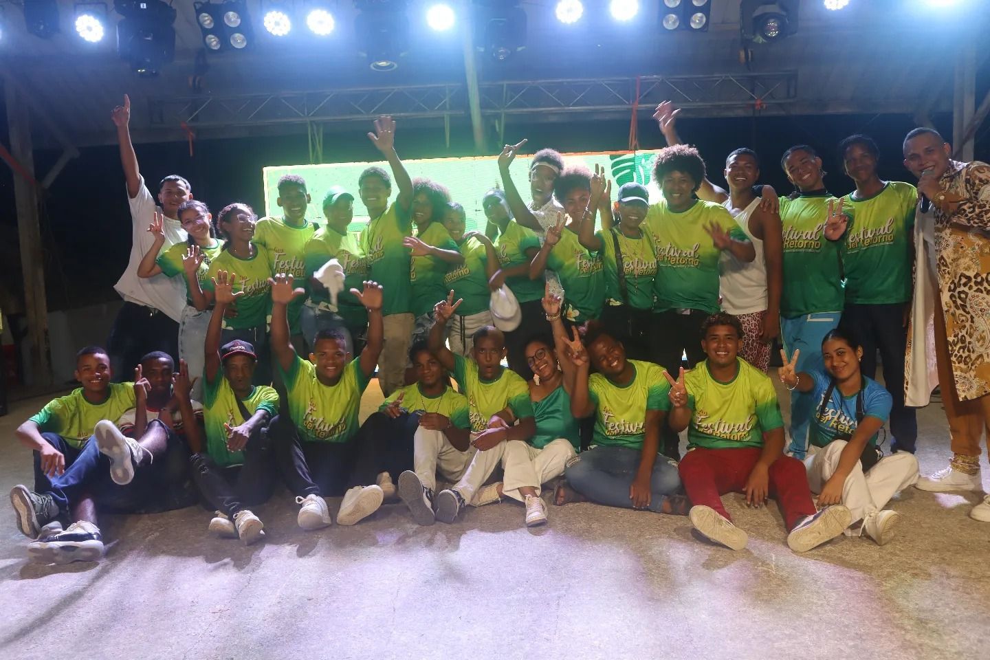 Un grupo de personas con camisetas del festival posan para una foto.