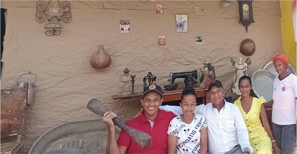 Un grupo de personas posando para una foto frente a una pared.