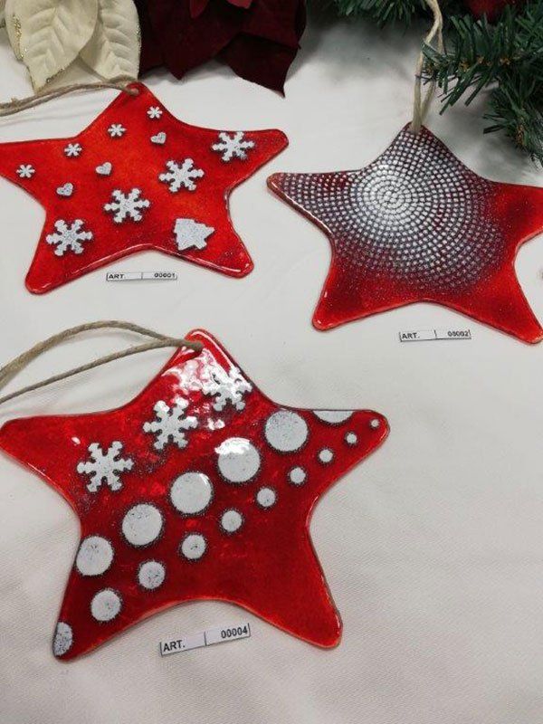 Decorazioni a forma di stella in vetro rosso con disegni bianchi, da appendere.