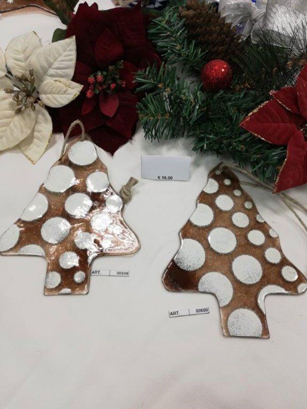 Due decorazioni natalizie a pois su un tavolo.