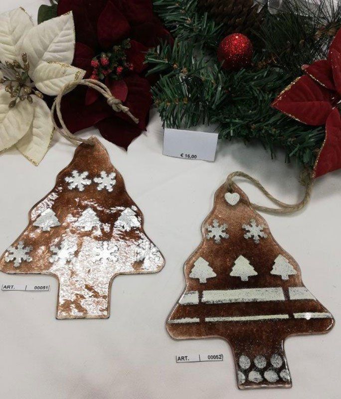 Due decorazioni per l'albero di Natale color marrone metallizzato con fiocchi di neve bianchi e motivi ad albero, ganci in spago.