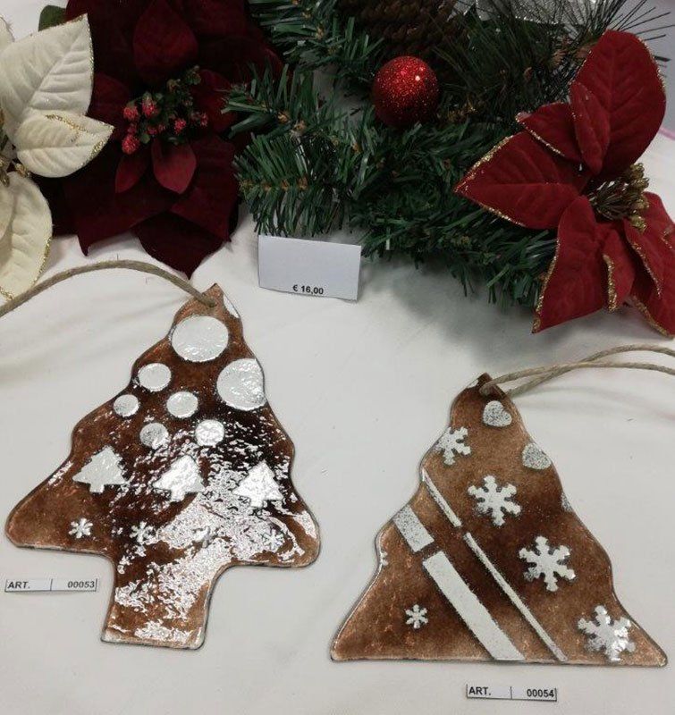 Due decorazioni per l'albero di Natale marroni con motivi argentati e bianchi, con decorazioni natalizie sullo sfondo.