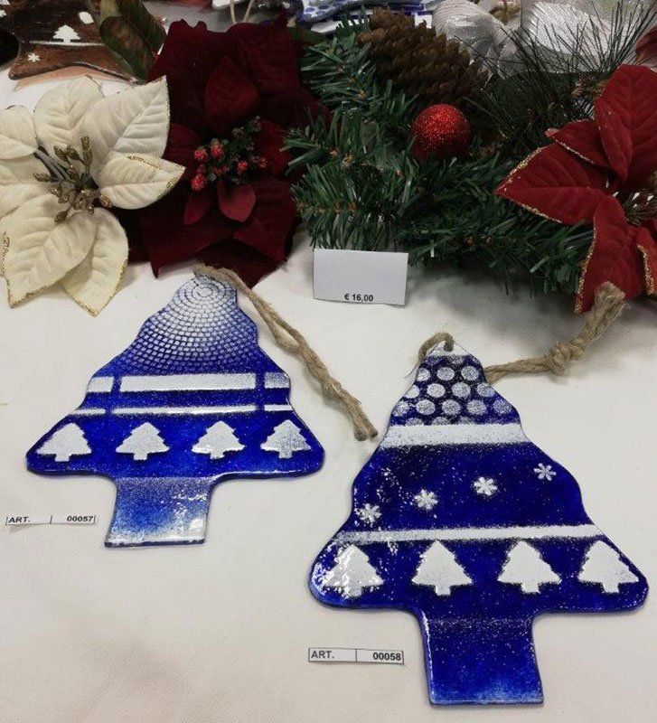 Due decorazioni natalizie blu e bianche con decorazioni festive sullo sfondo.