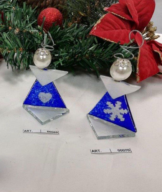 Due ornamenti a forma di angelo in vetro blu e bianco, decorati con cuori e fiocchi di neve, in un ambiente festoso.