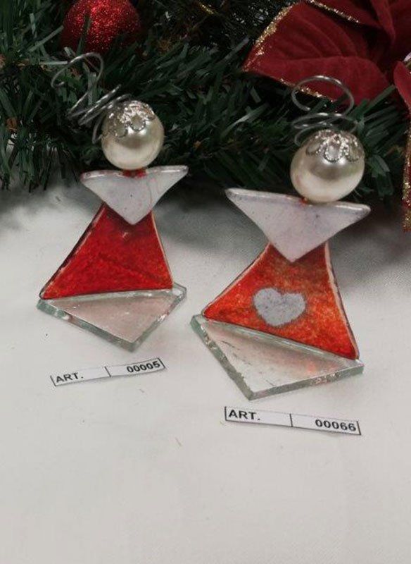 Due ornamenti natalizi in vetro fatti a mano a forma di angelo, corpo rosso, ali bianche, teste di perle.