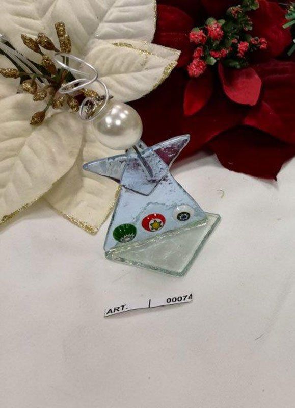 Decorazione natalizia in vetro con cerchi dipinti di rosso, verde e giallo, accanto a stelle di Natale bianche e rosse.