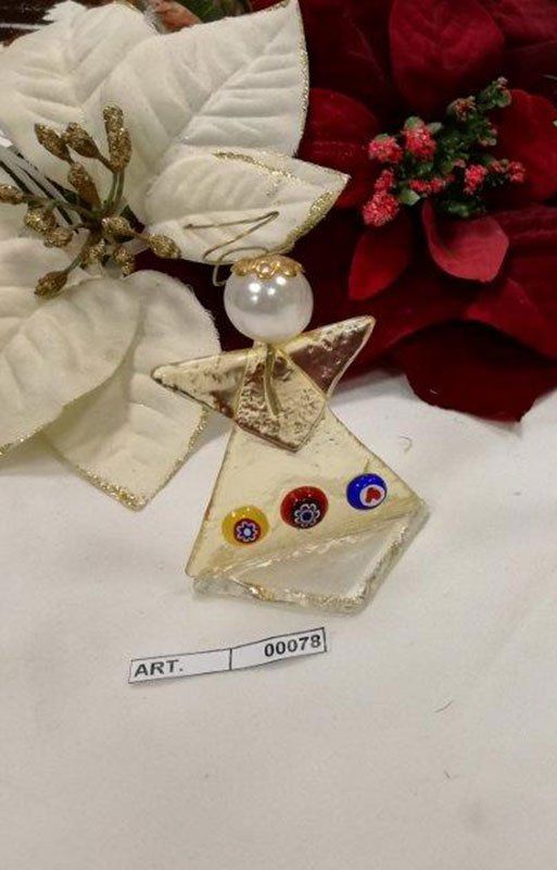 Ornamento in vetro a forma di angelo con ali dorate e testa di perla, vicino a stelle di Natale.