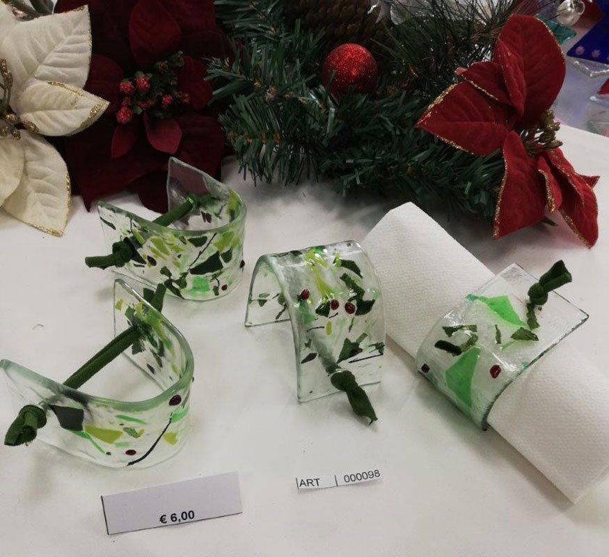 Portatovaglioli in vetro con decorazione natalizia sul retro.