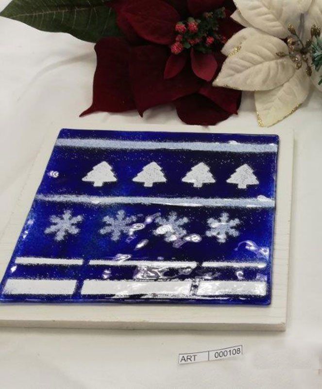 Opera in vetro blu e bianco con motivo ad albero di Natale e fiocco di neve, su base in legno.