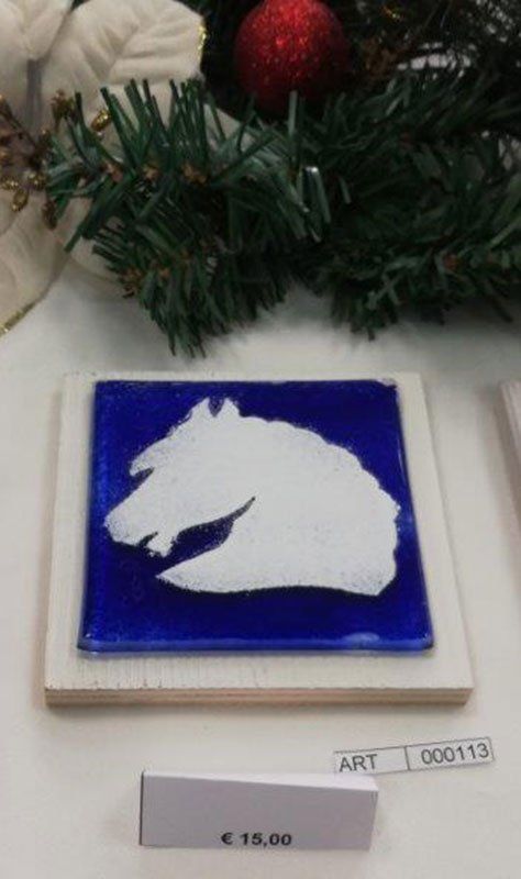 Sagoma di cavallo bianco su base quadrata blu in legno. Prezzo: € 15,00. Decorata con decorazioni natalizie.
