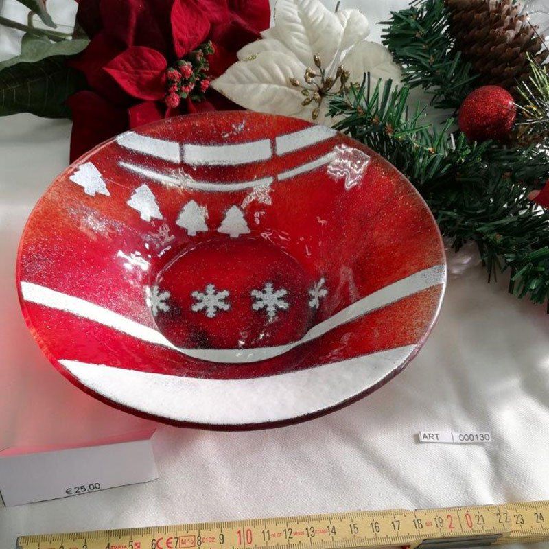 Ciotola natalizia in vetro rosso con dettagli bianchi, circondata da stelle di Natale e rami di pino.