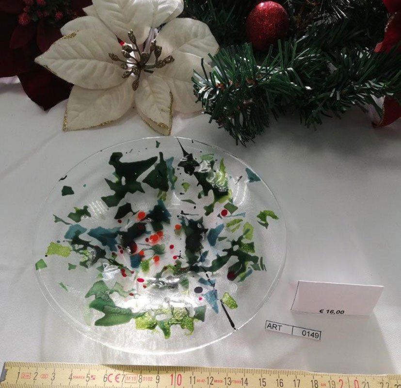 Piatto di vetro con dettagli verdi e rossi, decorazioni natalizie sullo sfondo, cartellino del prezzo.