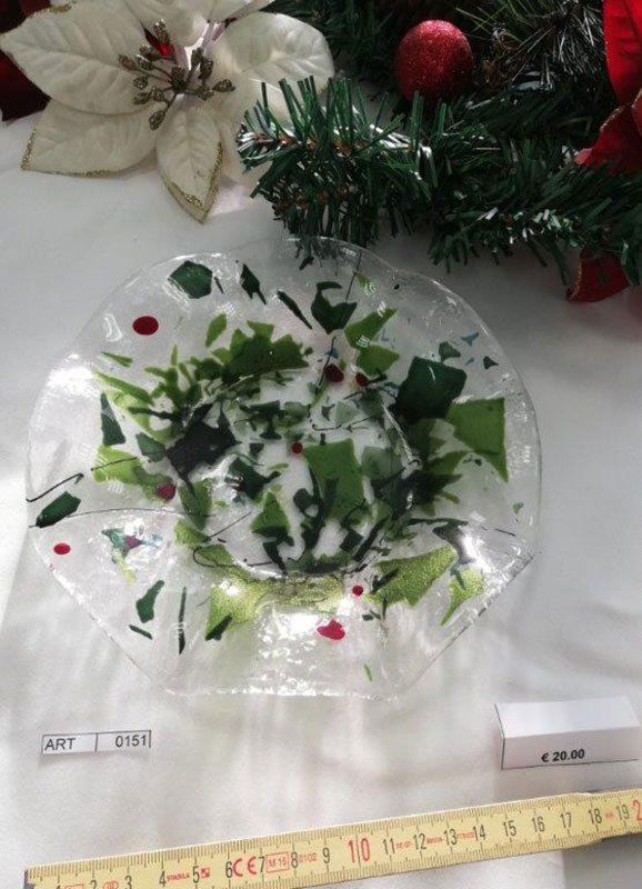 Ciotola di vetro con dettagli verdi e rossi, davanti alle decorazioni natalizie. Etichetta del prezzo visibile.