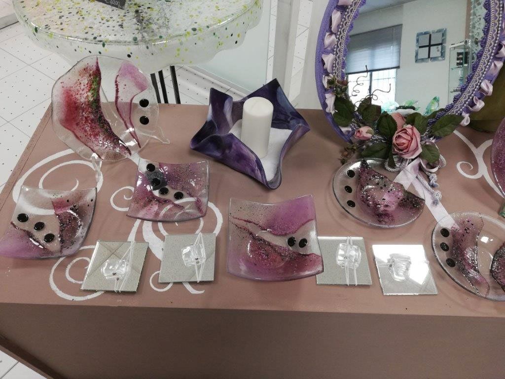 Espositore in vetro artistico: rosa, viola, bianco, nero. Include portacandele, quadrati specchiati e piatti decorativi.