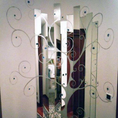 specchio decorativo con albero stilizzato