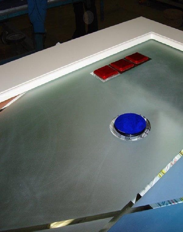 vetro sabbiato con dettagli colorati