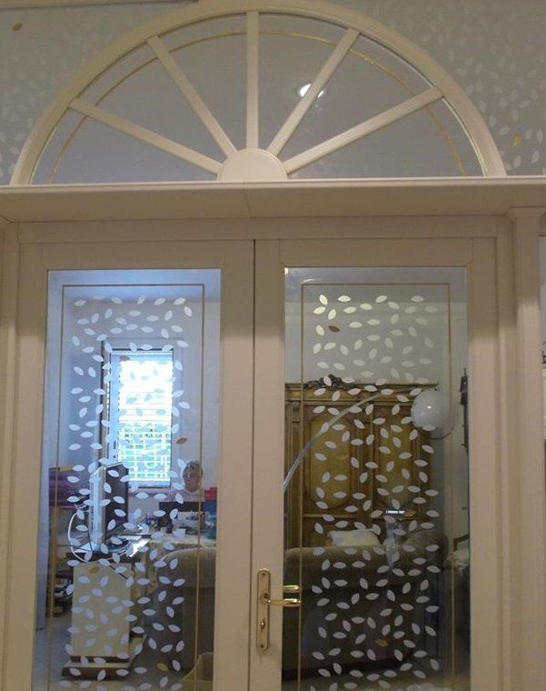 porta a vetri decorata con tecnica della sabbiatura