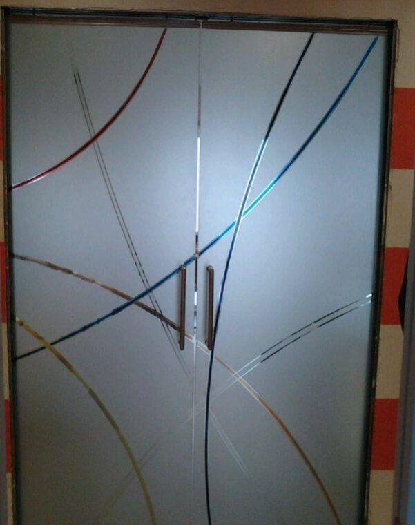 porta interna in vetro sabbiato con linee decorative