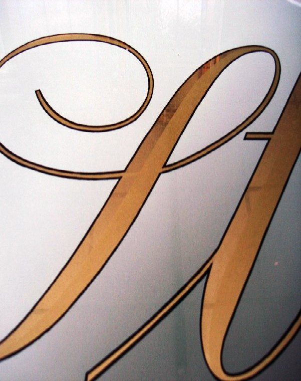 vetrata con scritta in oro