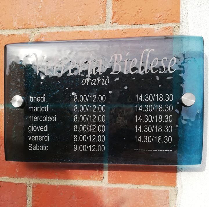 targa in vetro con orari di apertura di Vetreria Biellese