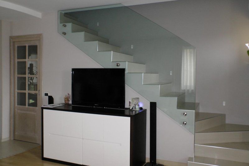 scala moderna con parapetto in vetro temperato