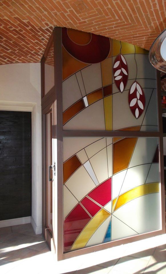 vetrata legata a piombo con decorazioni colorate