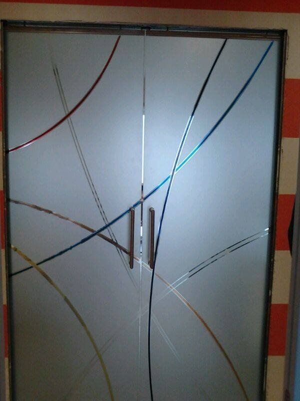 porta in vetro sabbiato con linee oblique decorative