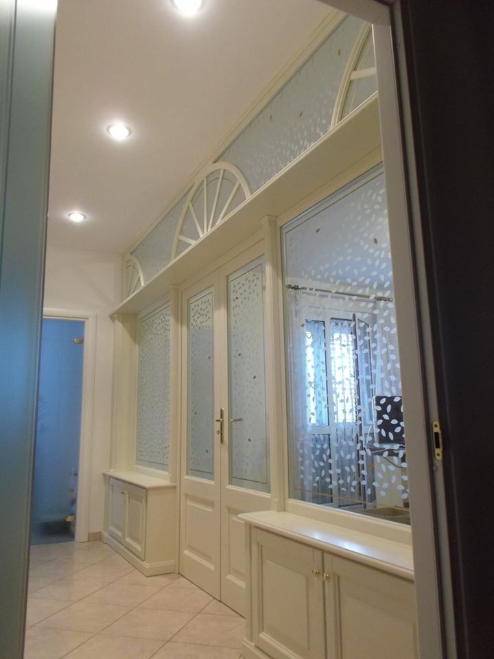 vetrate interne con decorazioni sabbiate