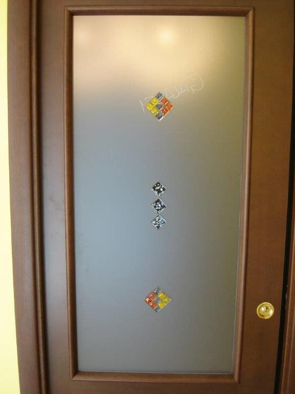 porta in vetro opaca con decorazioni colorate
