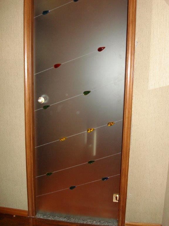 porta in vetro sabbiato con piccoli inserti di colore