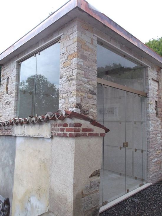 cappella cimiteriale con porta in cristallo e vetrate