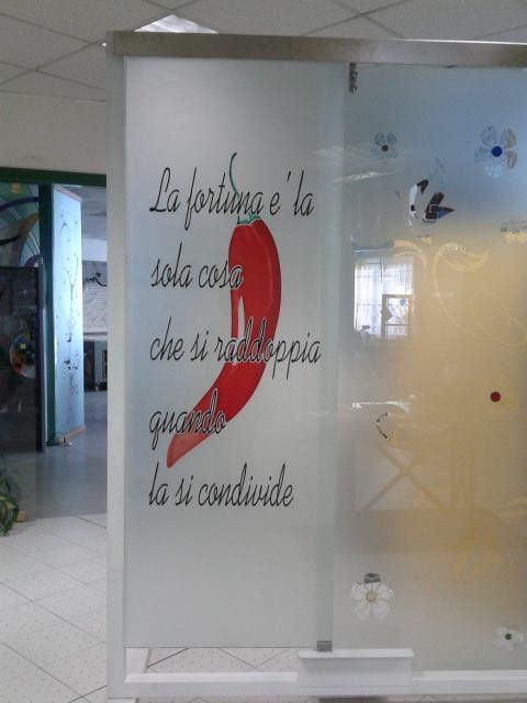 vetrata sabbiata con peperoncino e scritta