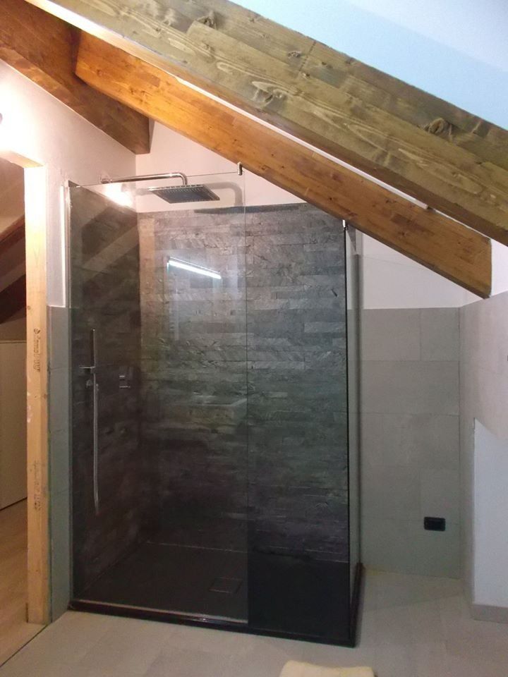 doccia con box in vetro temperato e interni in pietra