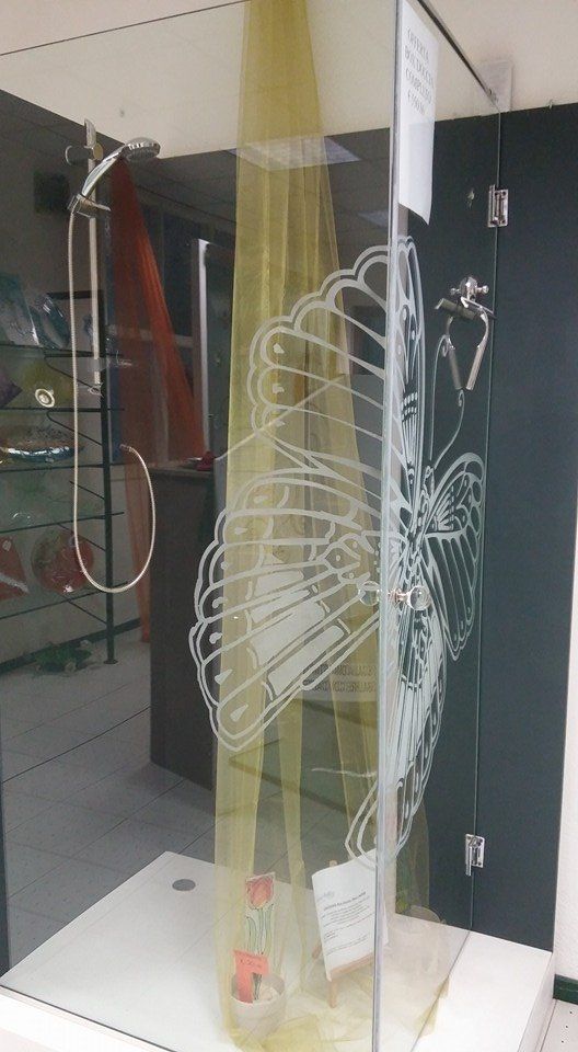 Porta doccia in vetro con motivo a farfalla inciso; interno in tessuto trasparente giallo.