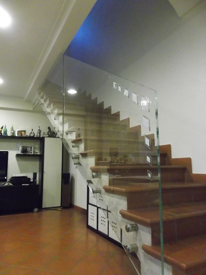 salotto con scale e parapetto in vetro temperato