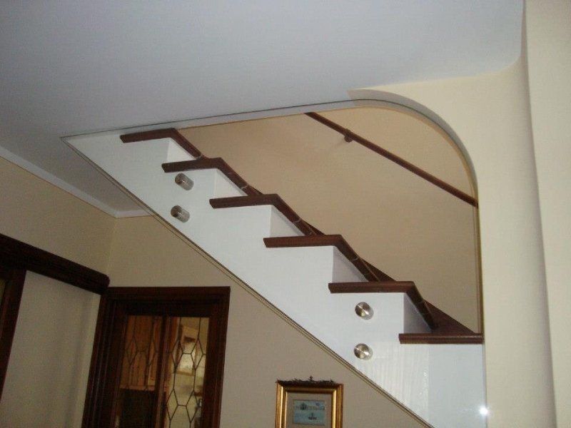 scala in legno con parapetto in vetro temperato