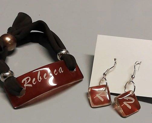 braccialetto con targhetta in vetro e orecchini abbinati
