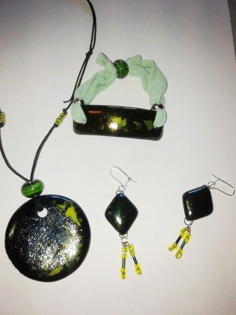 collana, bracciale e orecchini abbinati color verde scuro