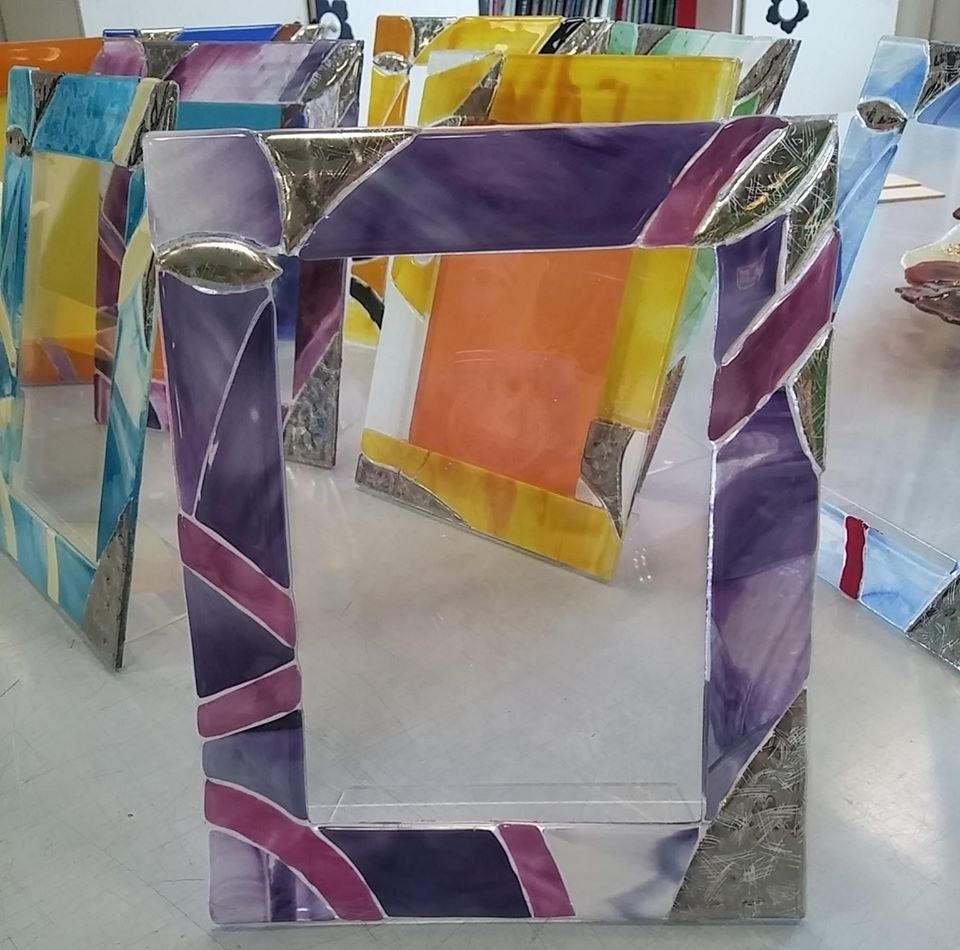 specchiere con cornici in vetro colorato