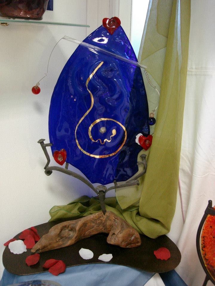 creazione di design in vetro riciclato blu e oro