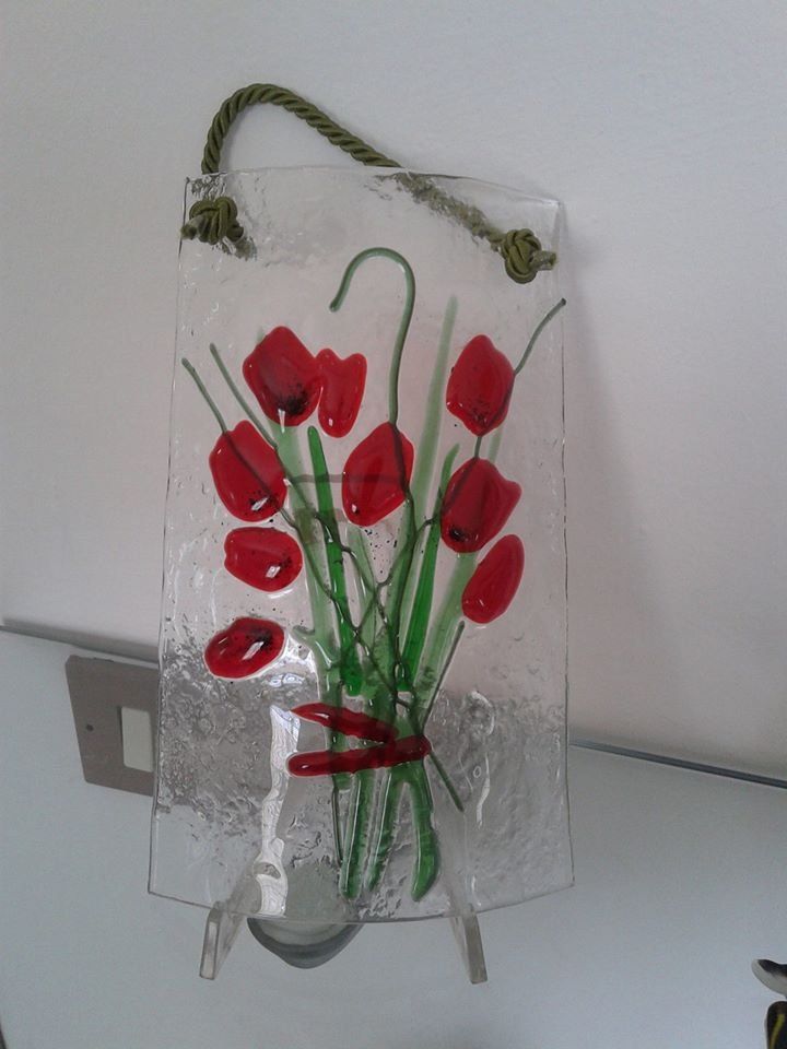 creazione decorativa in vetro con tulipani rossi