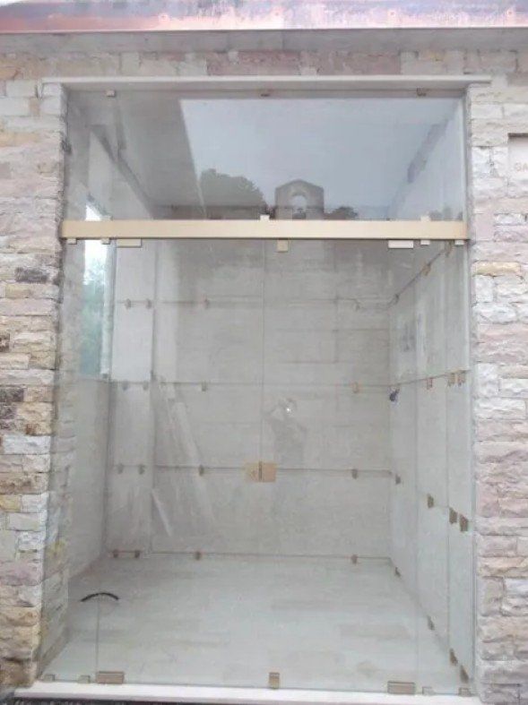 cappella cimiteriale con porta in vetro