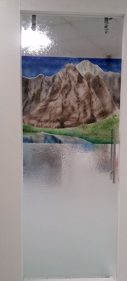 porta scorrevole in vetro con binario esterno e dipinto