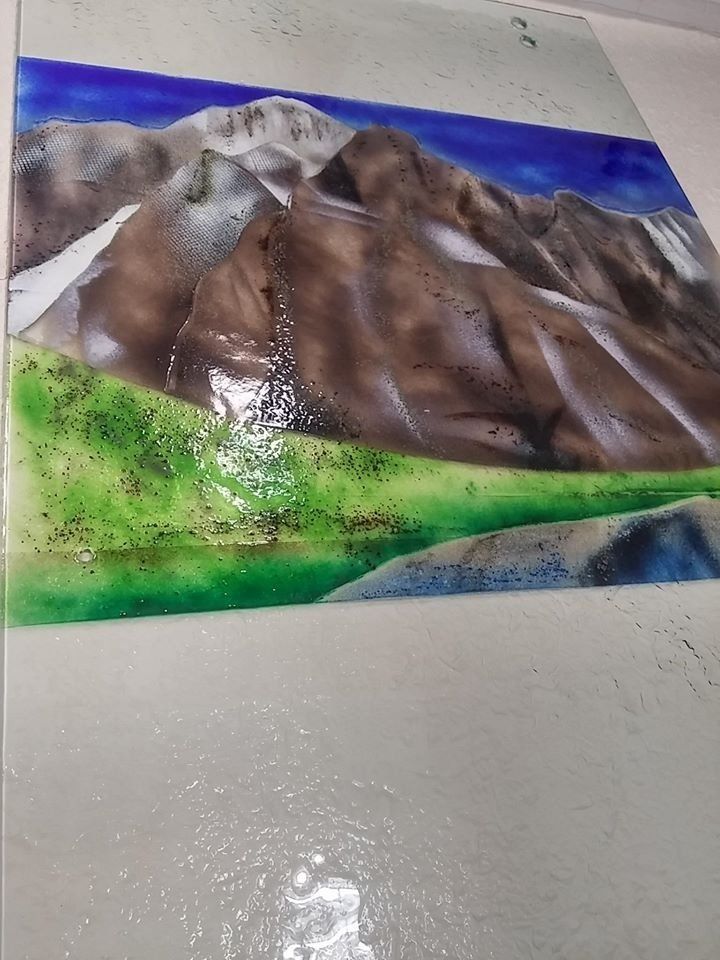 lastra in vetro con montagna dipinta