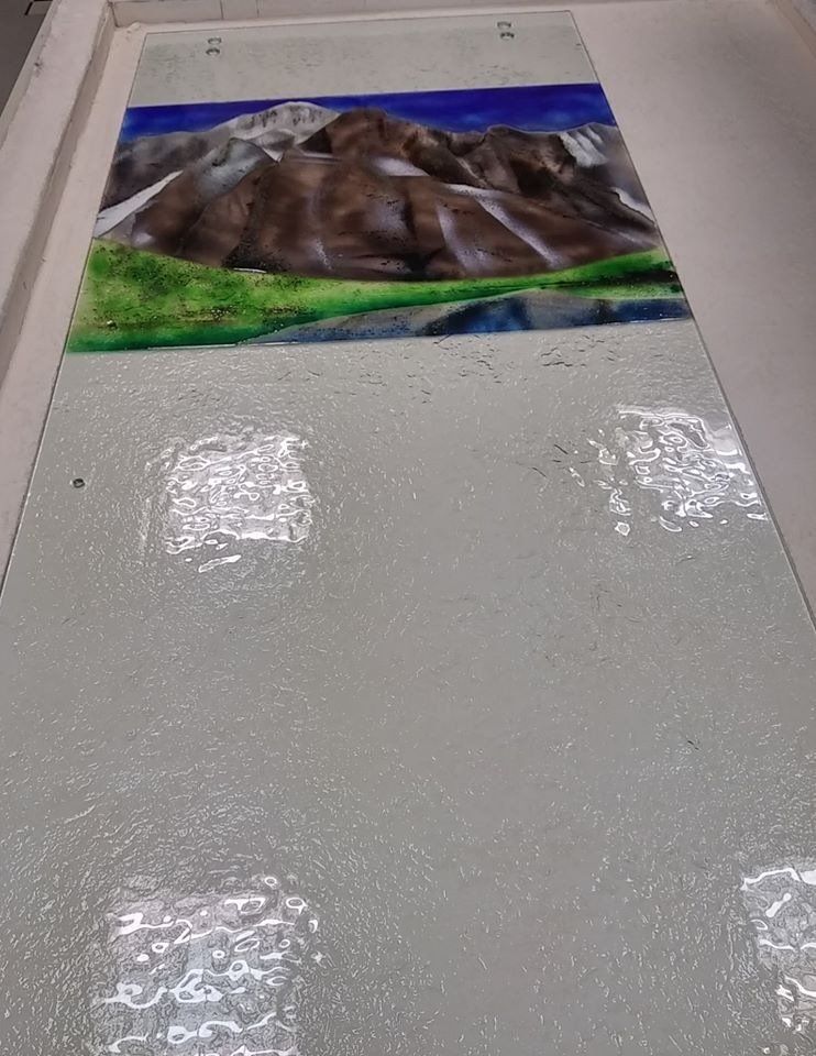 porta in vetro con montagna dipinta artigianalmente