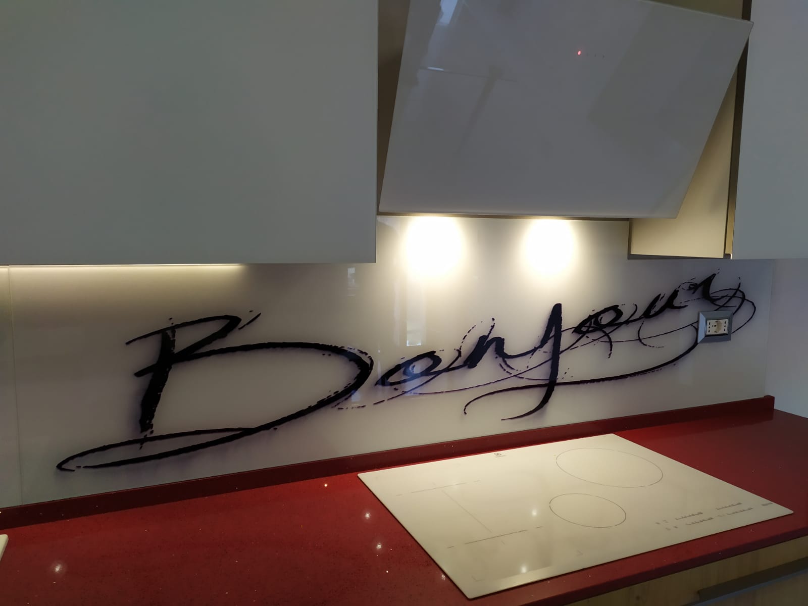 Paraschizzi bianco per la cucina con la scritta